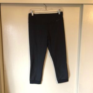 Black Nike capri leggings size M
